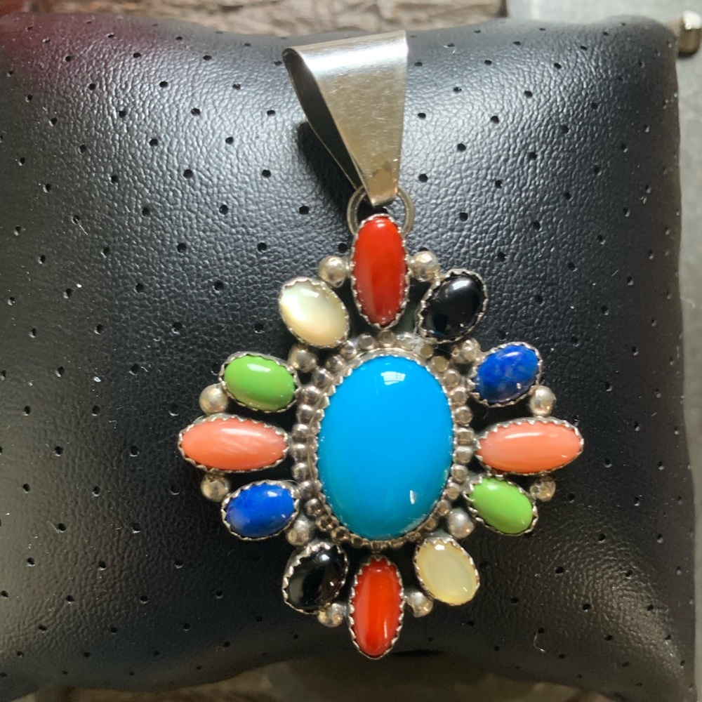 NAVAJO C.JONES STERLING SILVER PENDANT - Picture 3 of 10